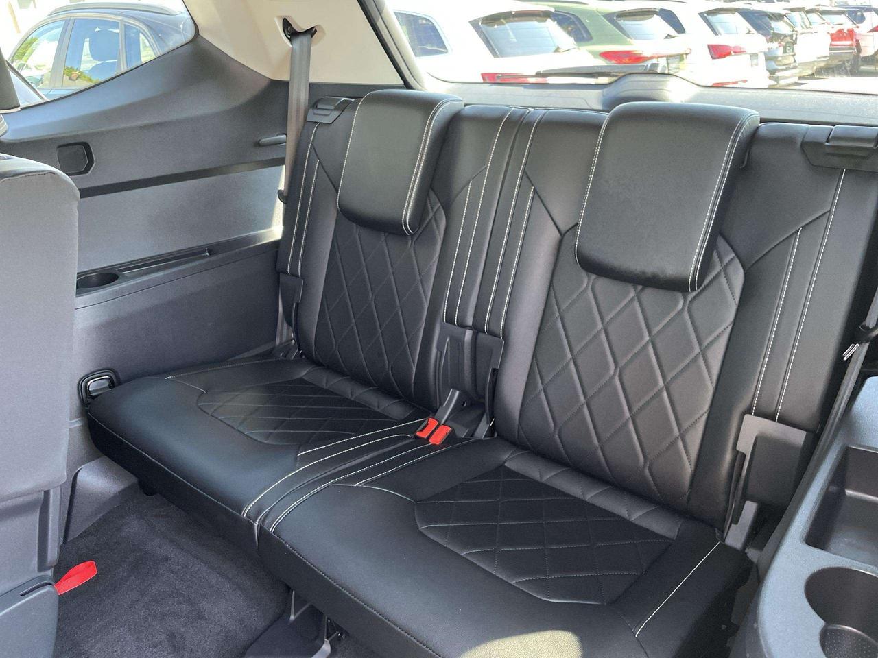 2025 Volkswagen Atlas 2.0 TSI Execline LIKE NEW!!  EXECLINE, LEATHER, HUDS, PANO. ROOF, 360 CAMERA, HARMAN KARDON, HTD. & VENTED SEATS, PAR Photo