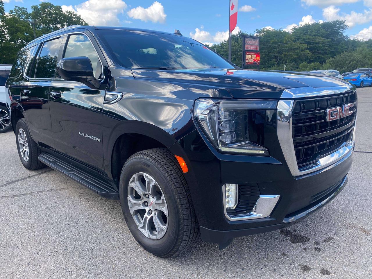 2024 GMC Yukon SLE, CLEAN CARFAX, 8 PASS, REMOTE START! - Photo #2