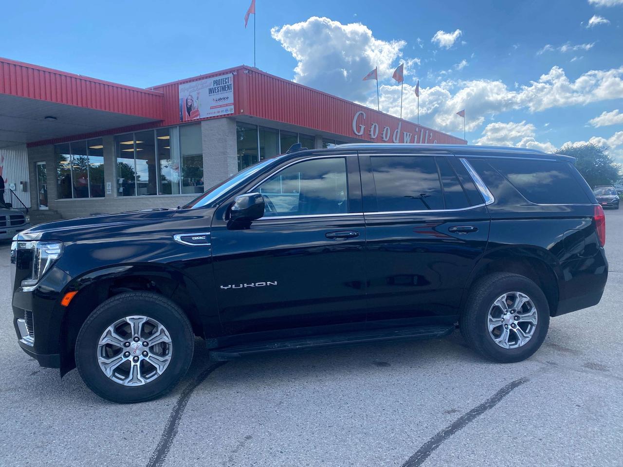 2024 GMC Yukon SLE, CLEAN CARFAX, 8 PASS, REMOTE START! - Photo #5