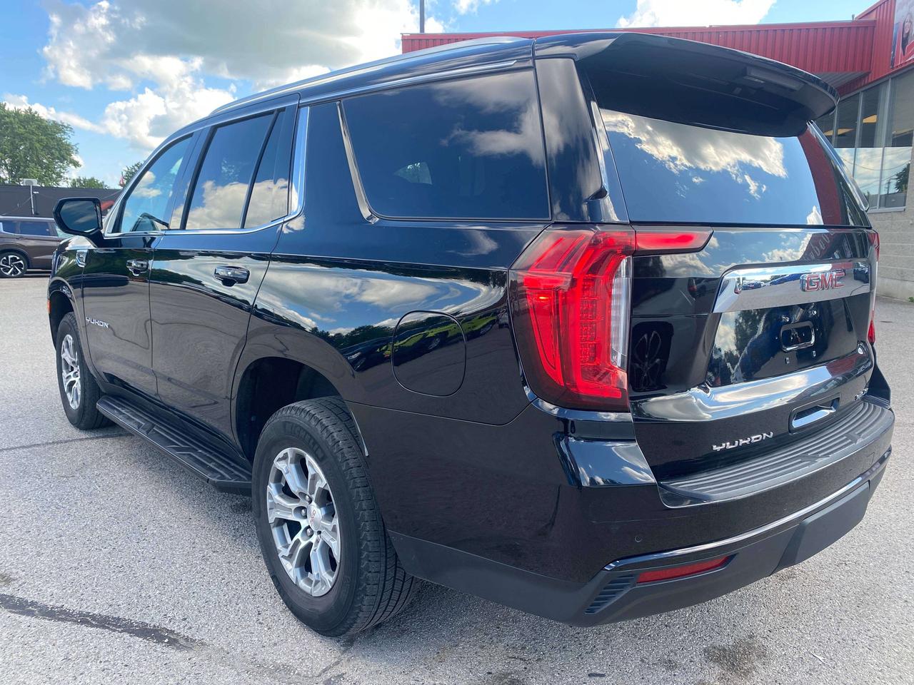 2024 GMC Yukon SLE, CLEAN CARFAX, 8 PASS, REMOTE START! Photo