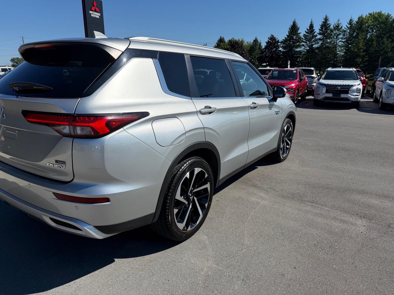 2023 Mitsubishi Outlander Plug-In Hybrid SEL Photo