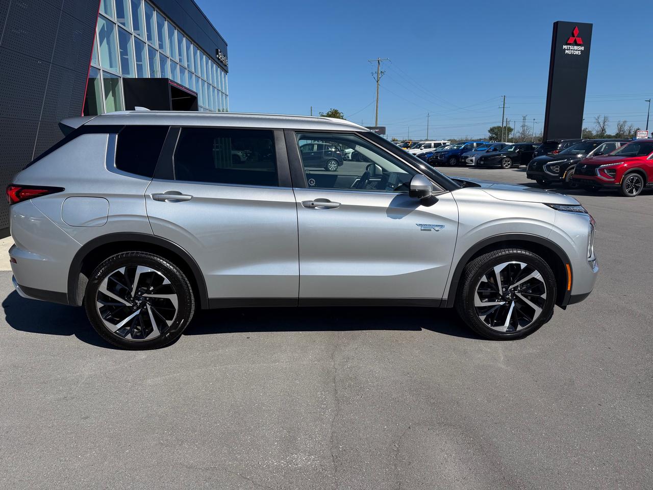 2023 Mitsubishi Outlander Plug-In Hybrid SEL Photo