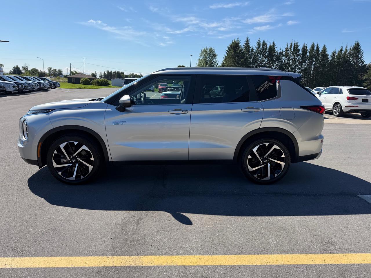 2023 Mitsubishi Outlander Plug-In Hybrid SEL Photo