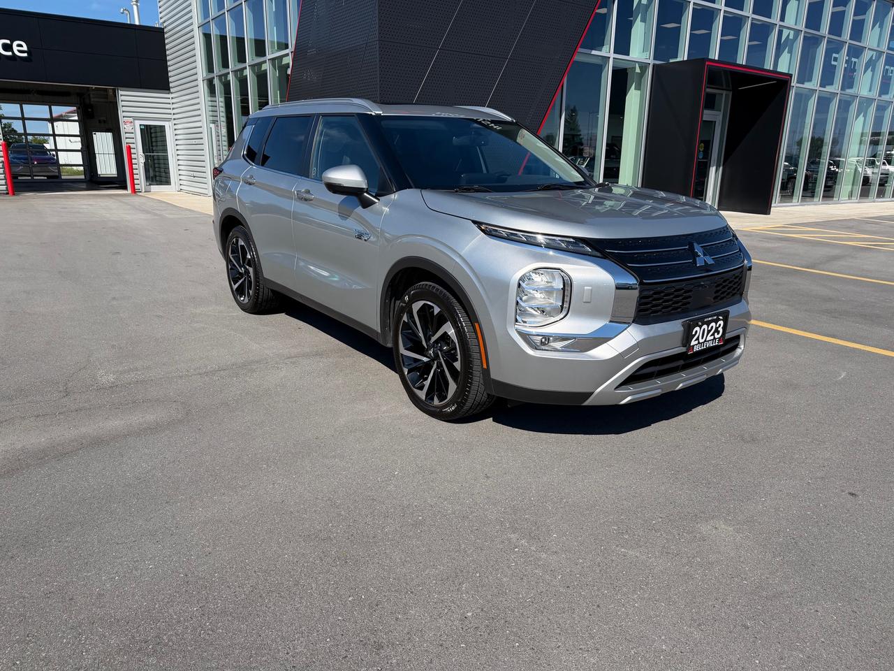 2023 Mitsubishi Outlander Plug-In Hybrid SEL Photo