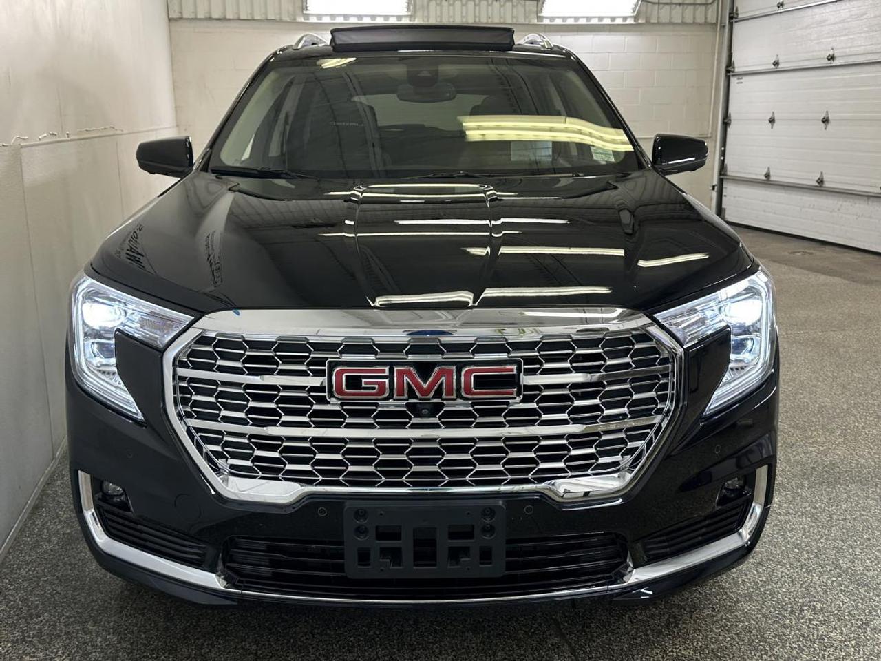 2024 GMC Terrain Denali DENALI/AWD/PANOROOF/LEATHER/NAVI/OFF 1 OWNER LEASE! Photo