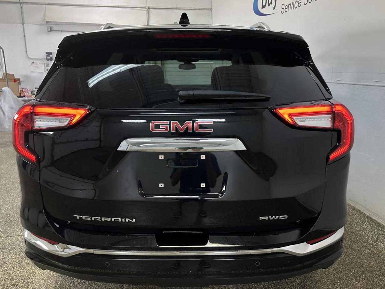 2024 GMC Terrain Denali DENALI/AWD/PANOROOF/LEATHER/NAVI/OFF 1 OWNER LEASE! Photo