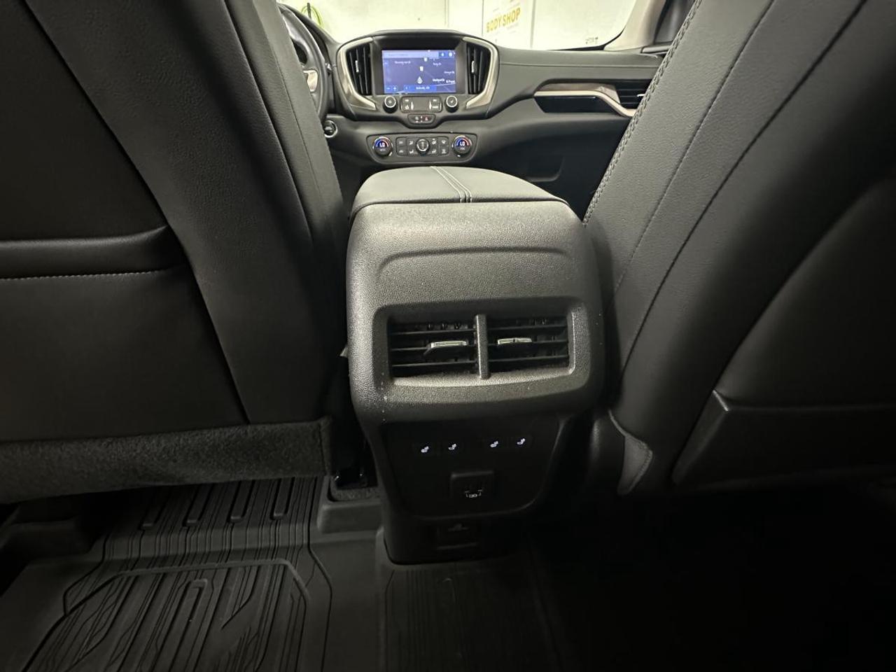 2024 GMC Terrain Denali DENALI/AWD/PANOROOF/LEATHER/NAVI/OFF 1 OWNER LEASE! Photo