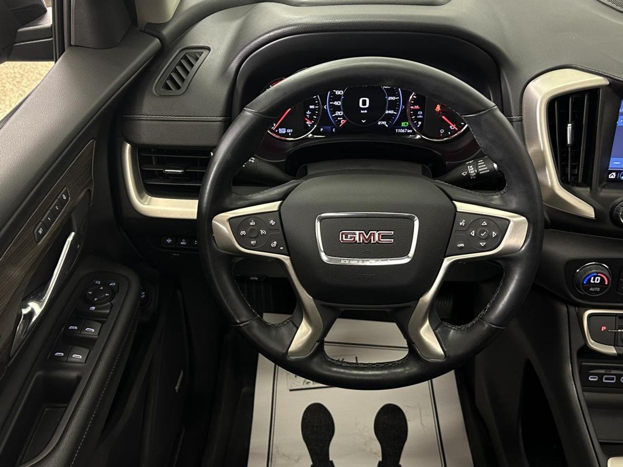 2024 GMC Terrain Denali DENALI/AWD/PANOROOF/LEATHER/NAVI/OFF 1 OWNER LEASE! Photo