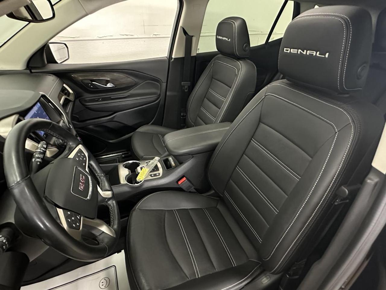 2024 GMC Terrain Denali DENALI/AWD/PANOROOF/LEATHER/NAVI/OFF 1 OWNER LEASE! Photo