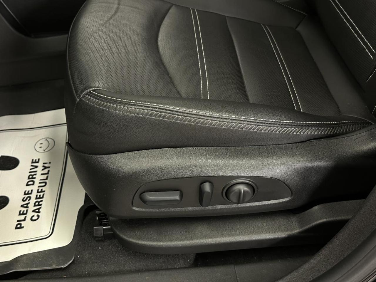 2024 GMC Terrain Denali DENALI/AWD/PANOROOF/LEATHER/NAVI/OFF 1 OWNER LEASE! Photo