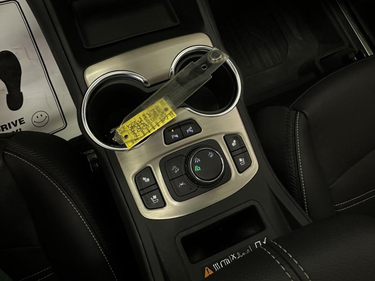 2024 GMC Terrain Denali DENALI/AWD/PANOROOF/LEATHER/NAVI/OFF 1 OWNER LEASE! Photo