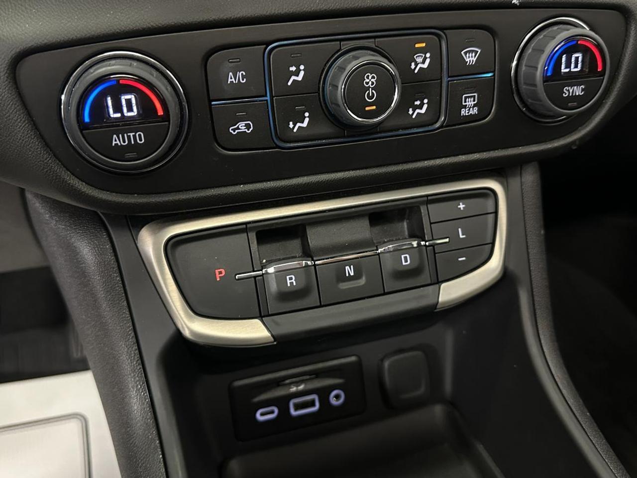 2024 GMC Terrain Denali DENALI/AWD/PANOROOF/LEATHER/NAVI/OFF 1 OWNER LEASE! Photo