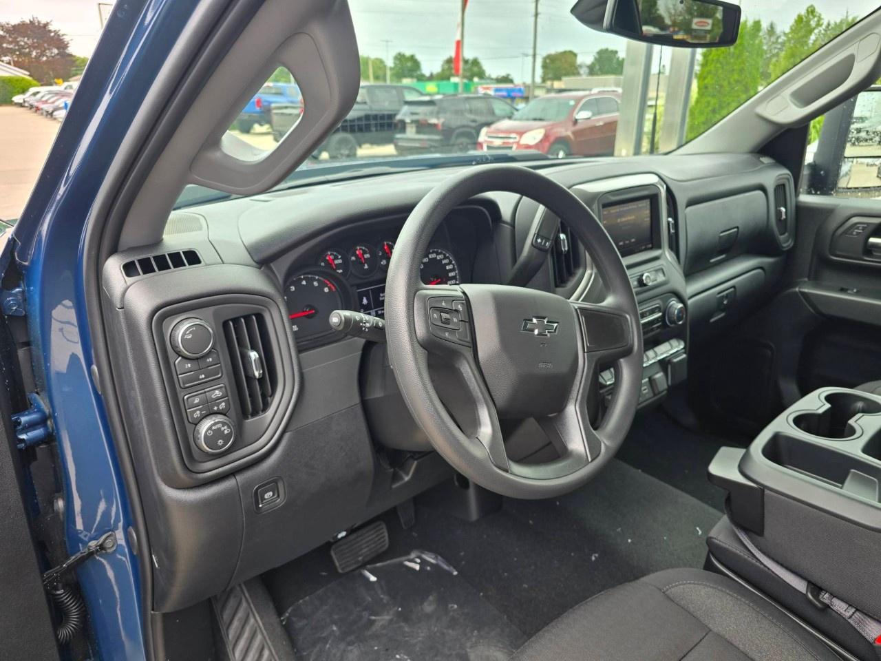 2026 Chevrolet Silverado 2500 HD 4WD Crew Cab Standard Box Custom Photo3