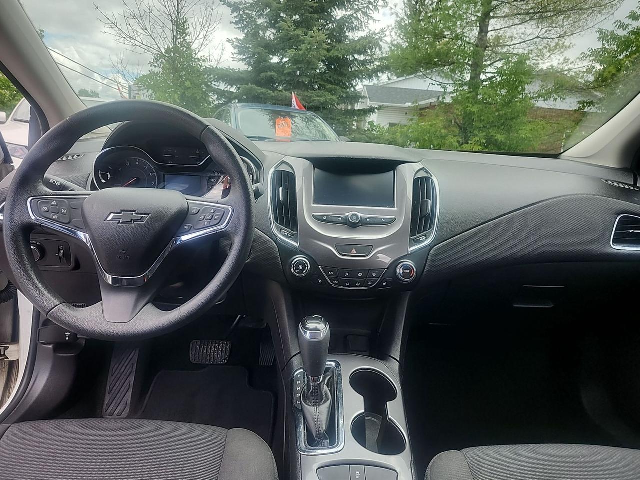 2018 Chevrolet Cruze AUTO-AC-HEATED SEATS -APPLE CAR PLAY-ANDROID AUTO Photo