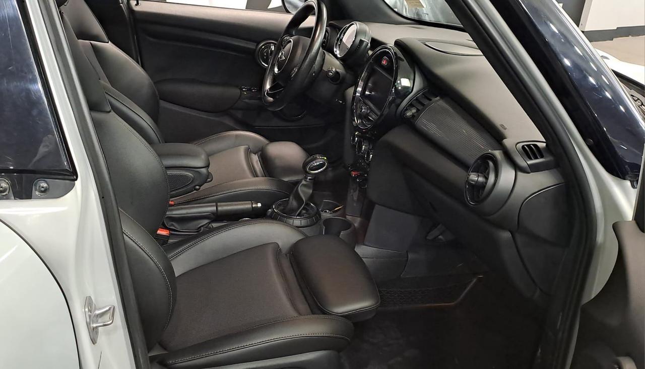 2016 MINI Cooper 5 Door 5dr HB Photo2