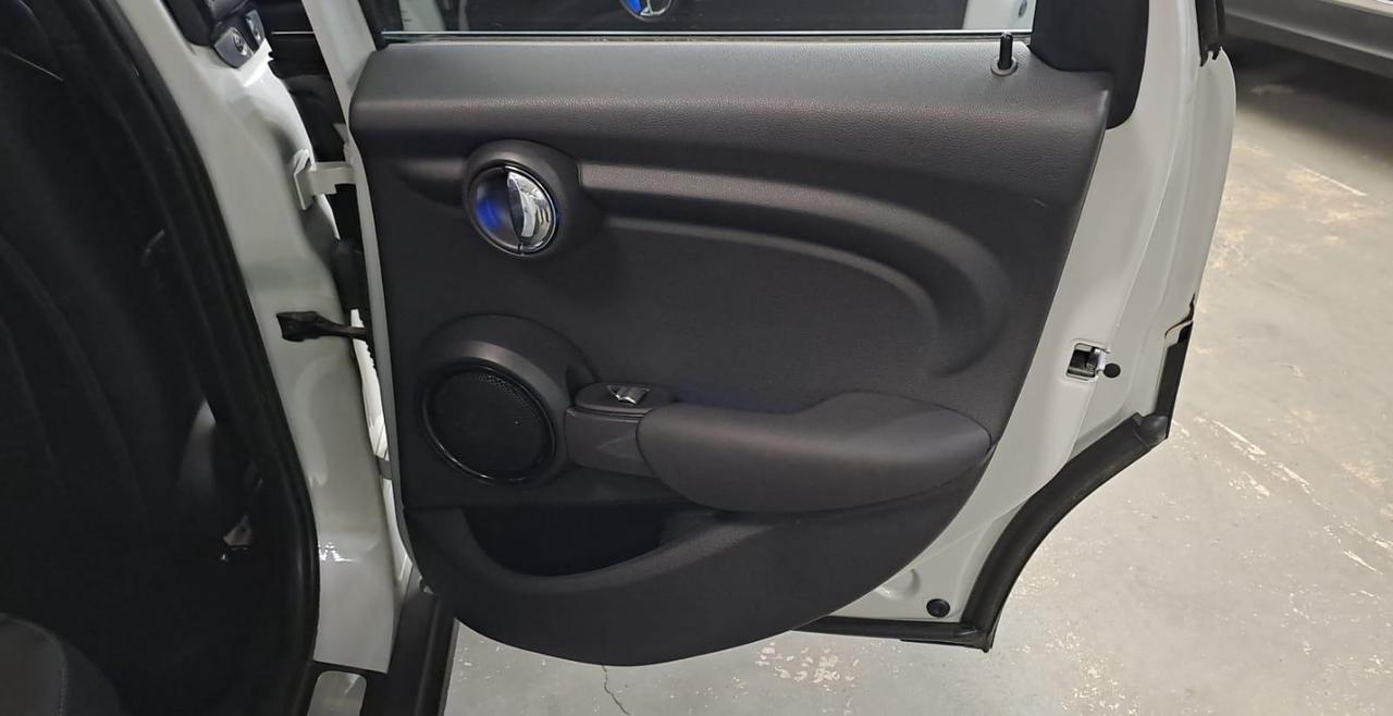 2016 MINI Cooper 5 Door 5dr HB Photo3