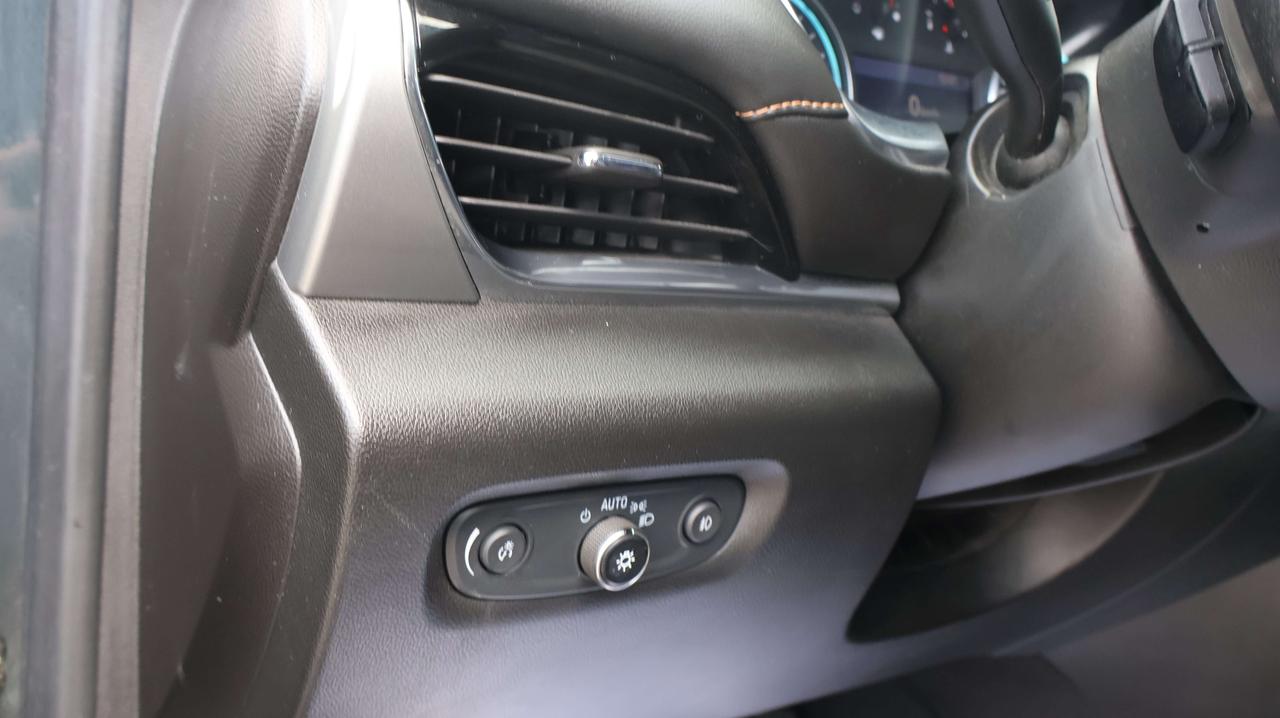 2020 Chevrolet Traverse LT Cloth | Power Liftgate | Nav System Photo