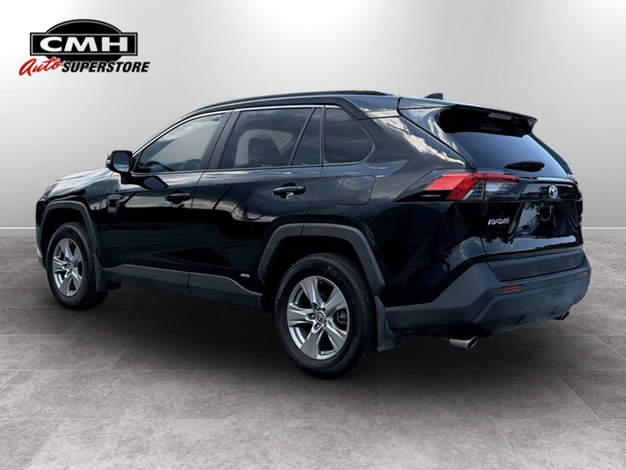2024 Toyota RAV4 XLE  **CLEAN CARFAX - ONE OWNER** Photo