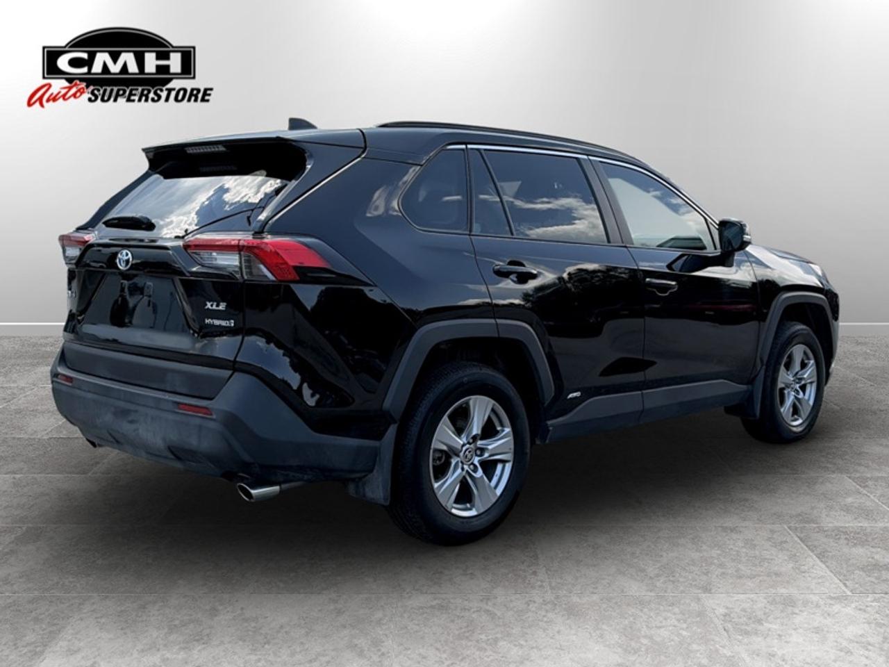 2024 Toyota RAV4 XLE  **CLEAN CARFAX - ONE OWNER** Photo