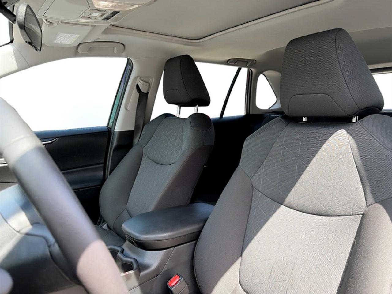 2024 Toyota RAV4 XLE  **CLEAN CARFAX - ONE OWNER** Photo