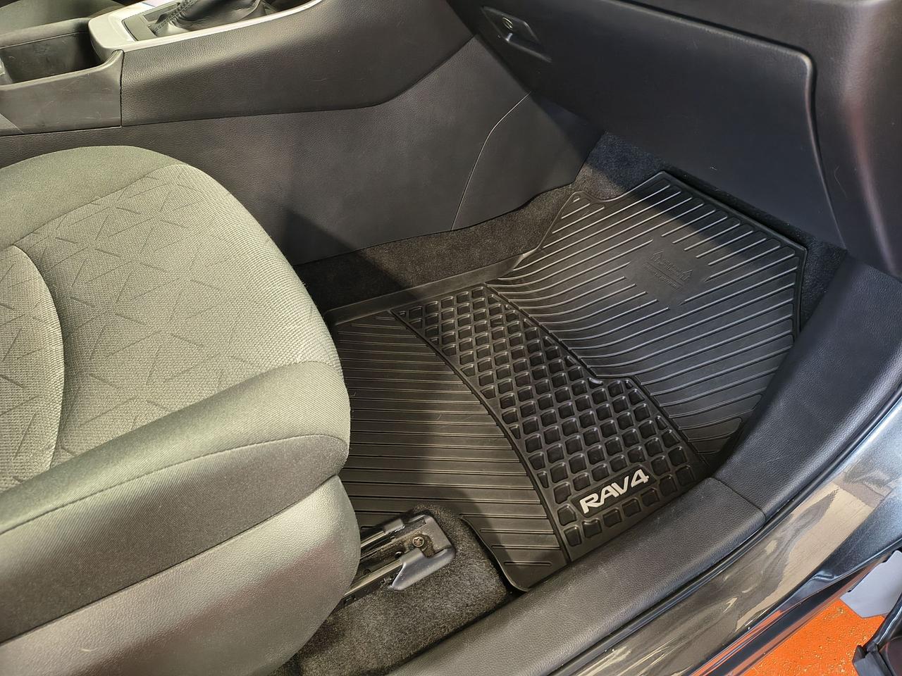 2023 Toyota RAV4 LE Photo0