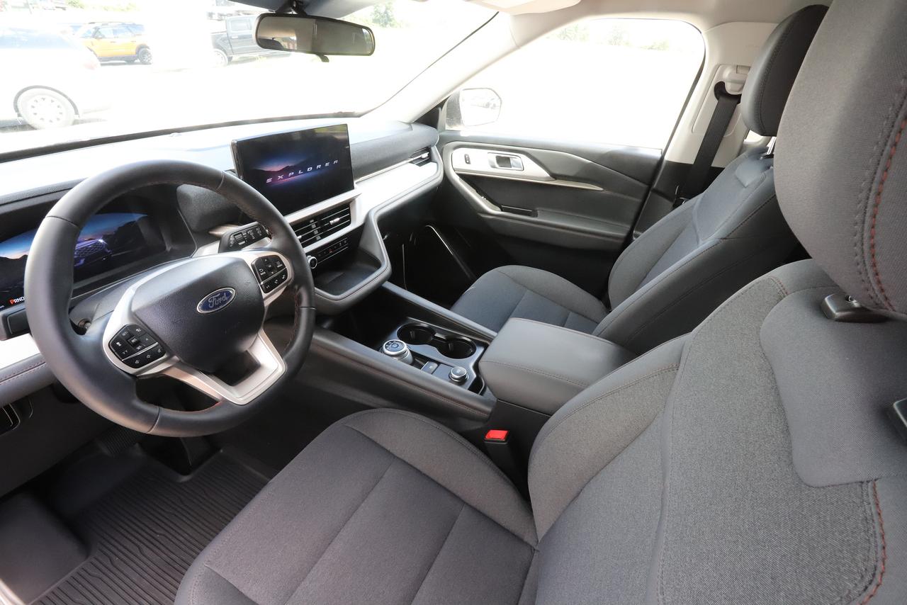 2026 Ford Explorer Active w/200A Pkg 4WD Photo1