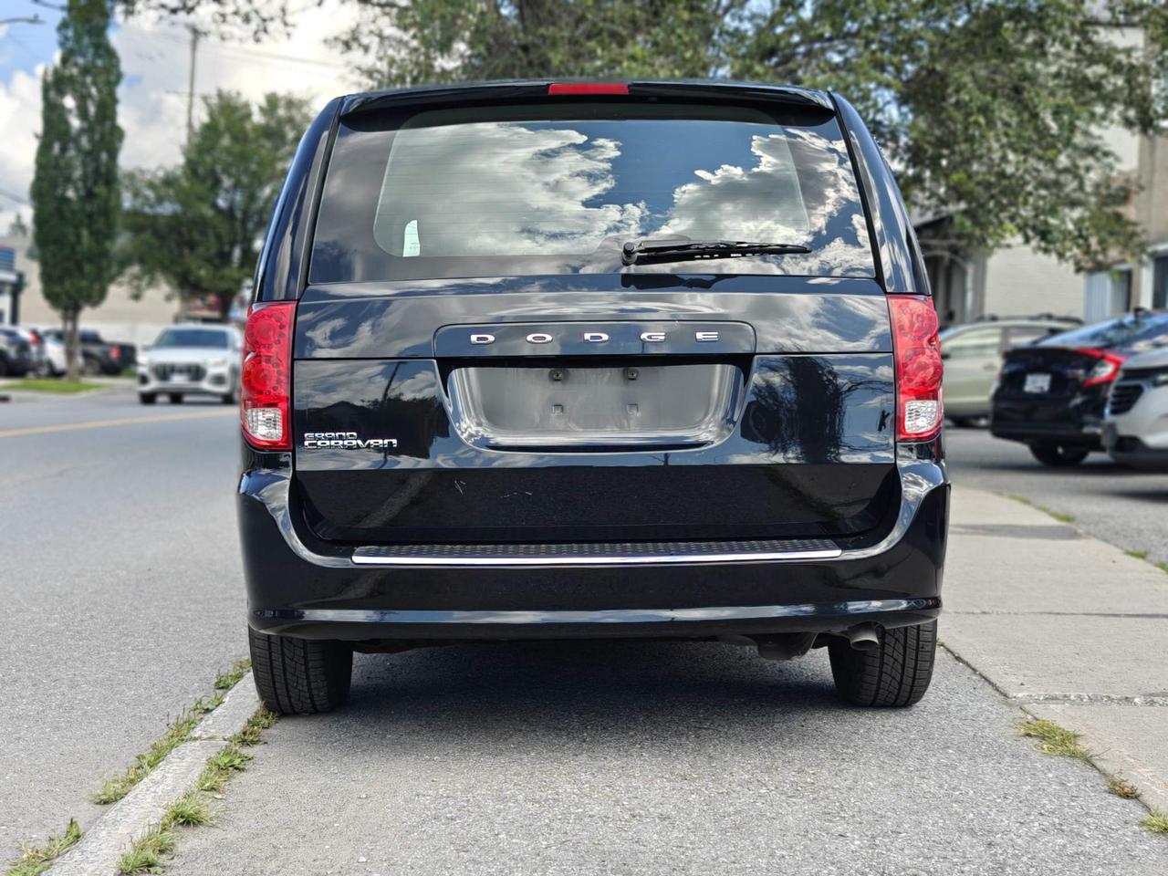 2014 Dodge Grand Caravan SE/SXT Passenger Van Photo
