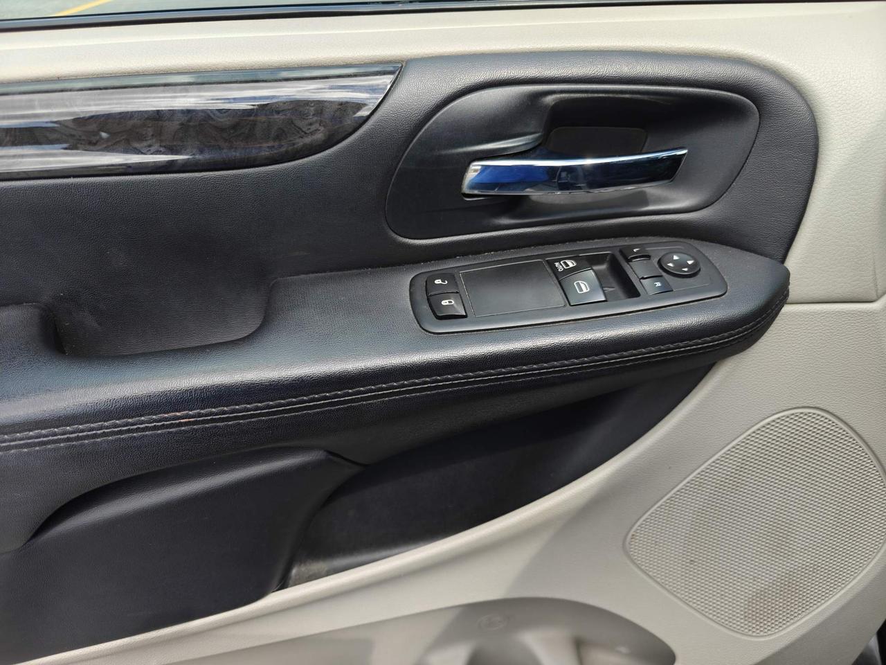 2014 Dodge Grand Caravan SE/SXT Passenger Van Photo