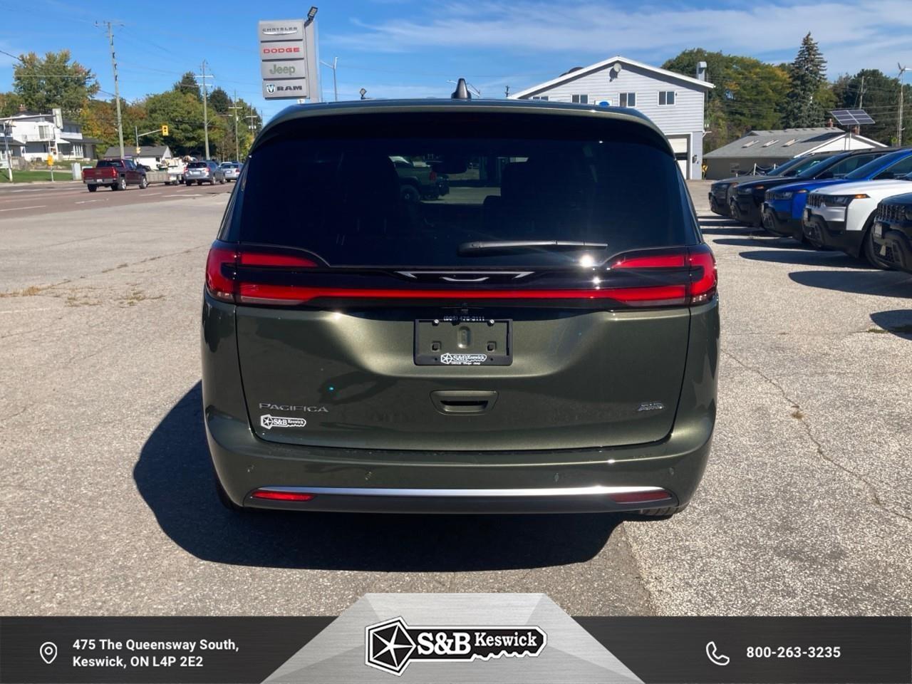 2027 Chrysler Pacifica Select All-Wheel Drive Passenger Van Photo