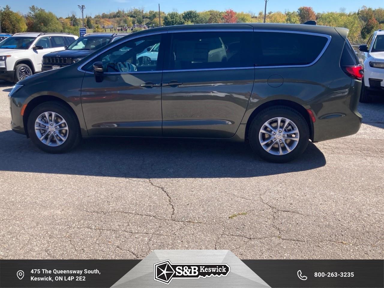 2027 Chrysler Pacifica Select All-Wheel Drive Passenger Van Photo