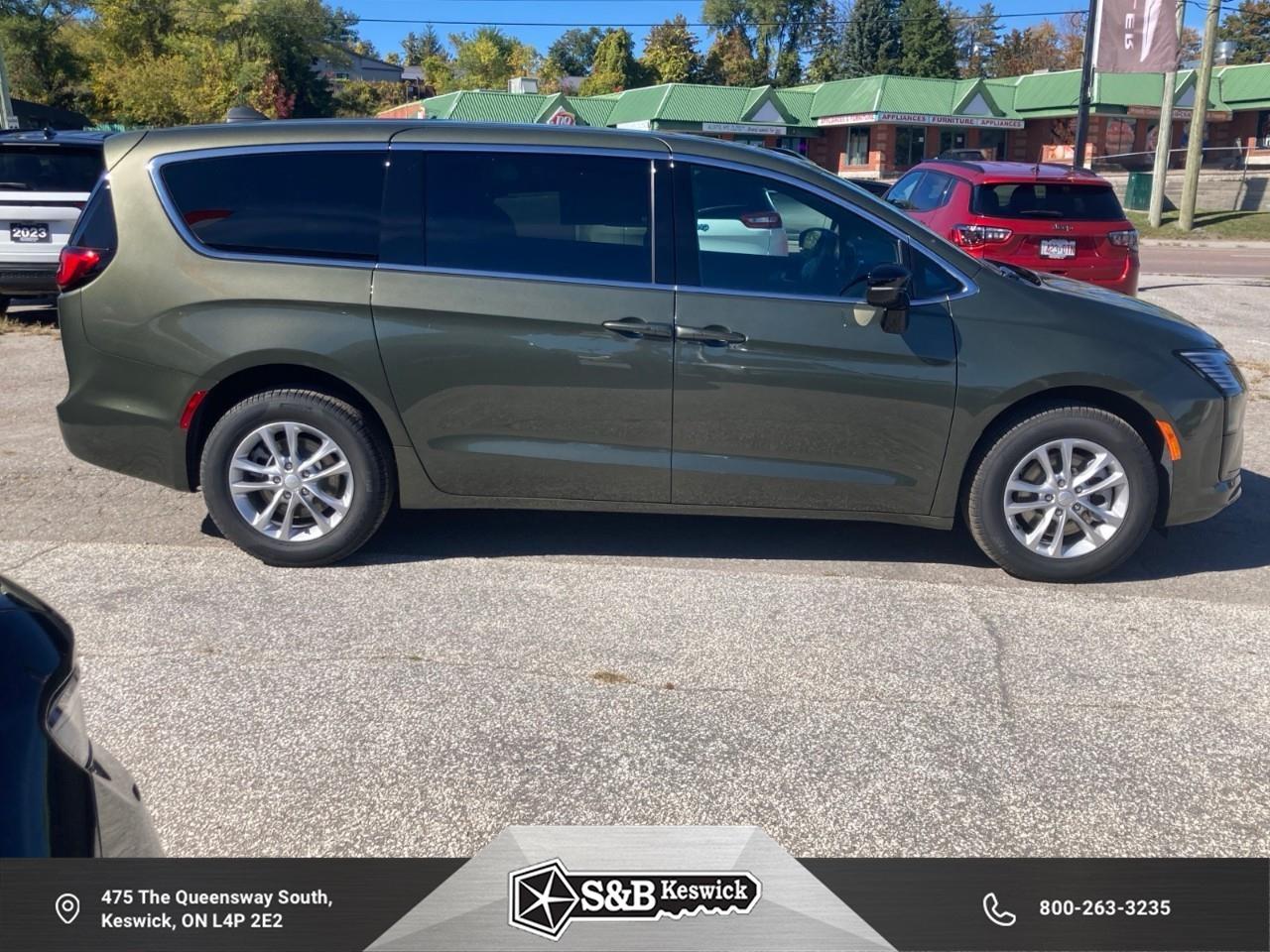 2027 Chrysler Pacifica Select All-Wheel Drive Passenger Van Photo