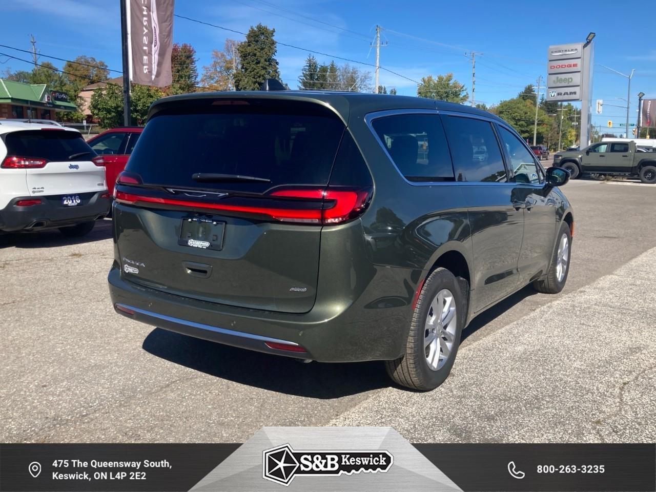 2027 Chrysler Pacifica Select All-Wheel Drive Passenger Van Photo