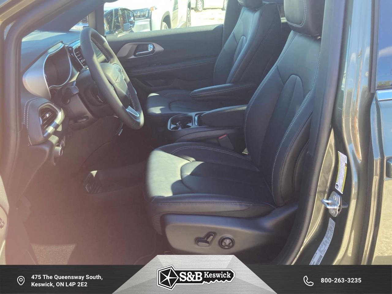 2027 Chrysler Pacifica Select All-Wheel Drive Passenger Van Photo