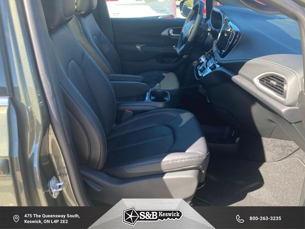 2027 Chrysler Pacifica Select All-Wheel Drive Passenger Van Photo
