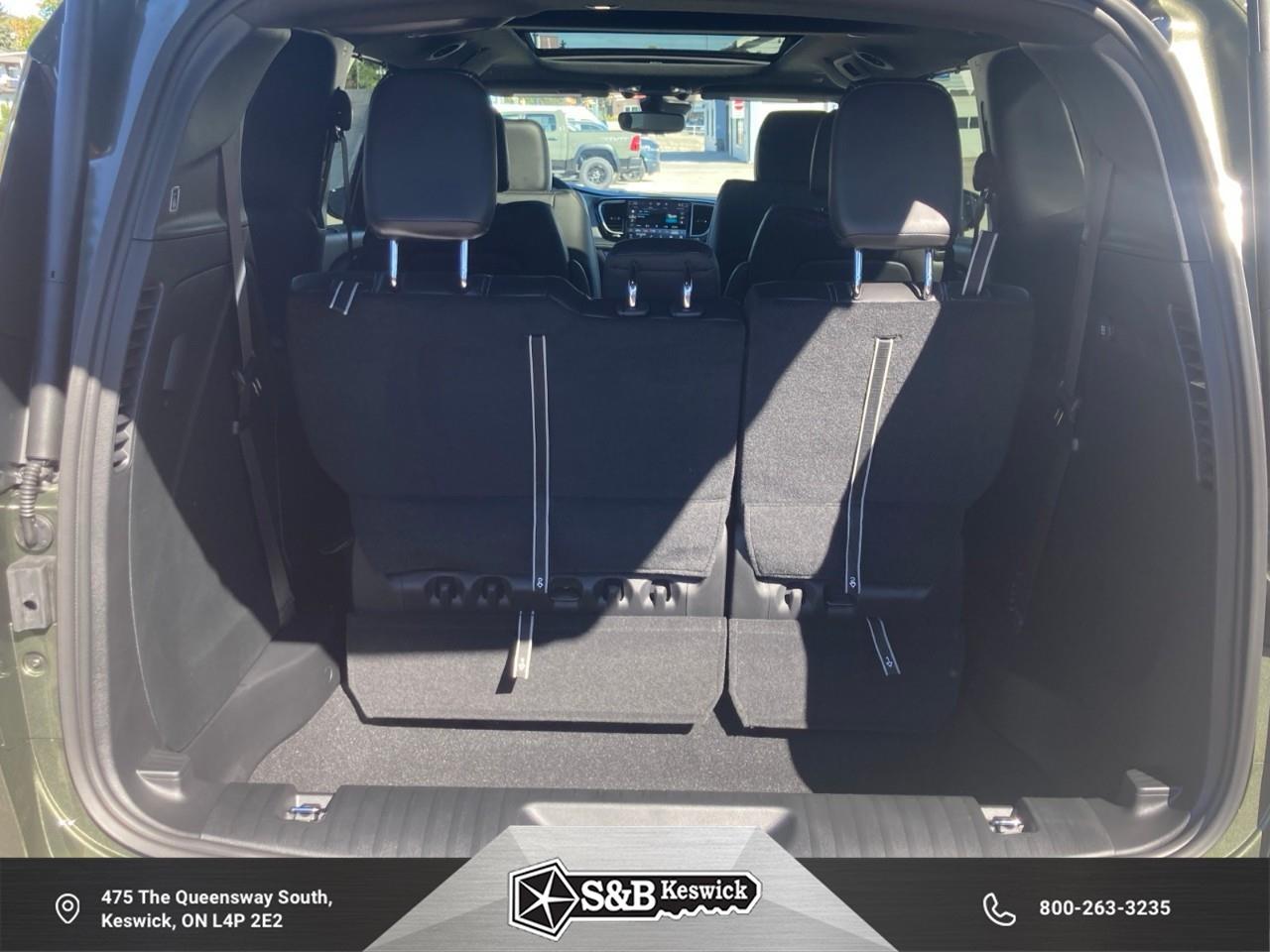 2027 Chrysler Pacifica Select All-Wheel Drive Passenger Van Photo