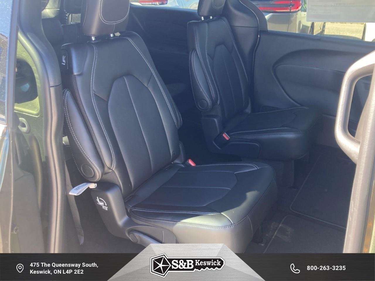 2027 Chrysler Pacifica Select All-Wheel Drive Passenger Van Photo