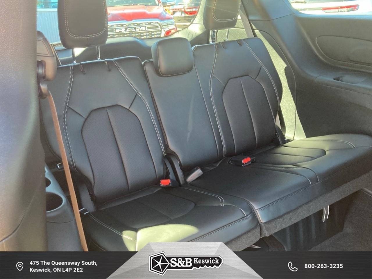 2027 Chrysler Pacifica Select All-Wheel Drive Passenger Van Photo
