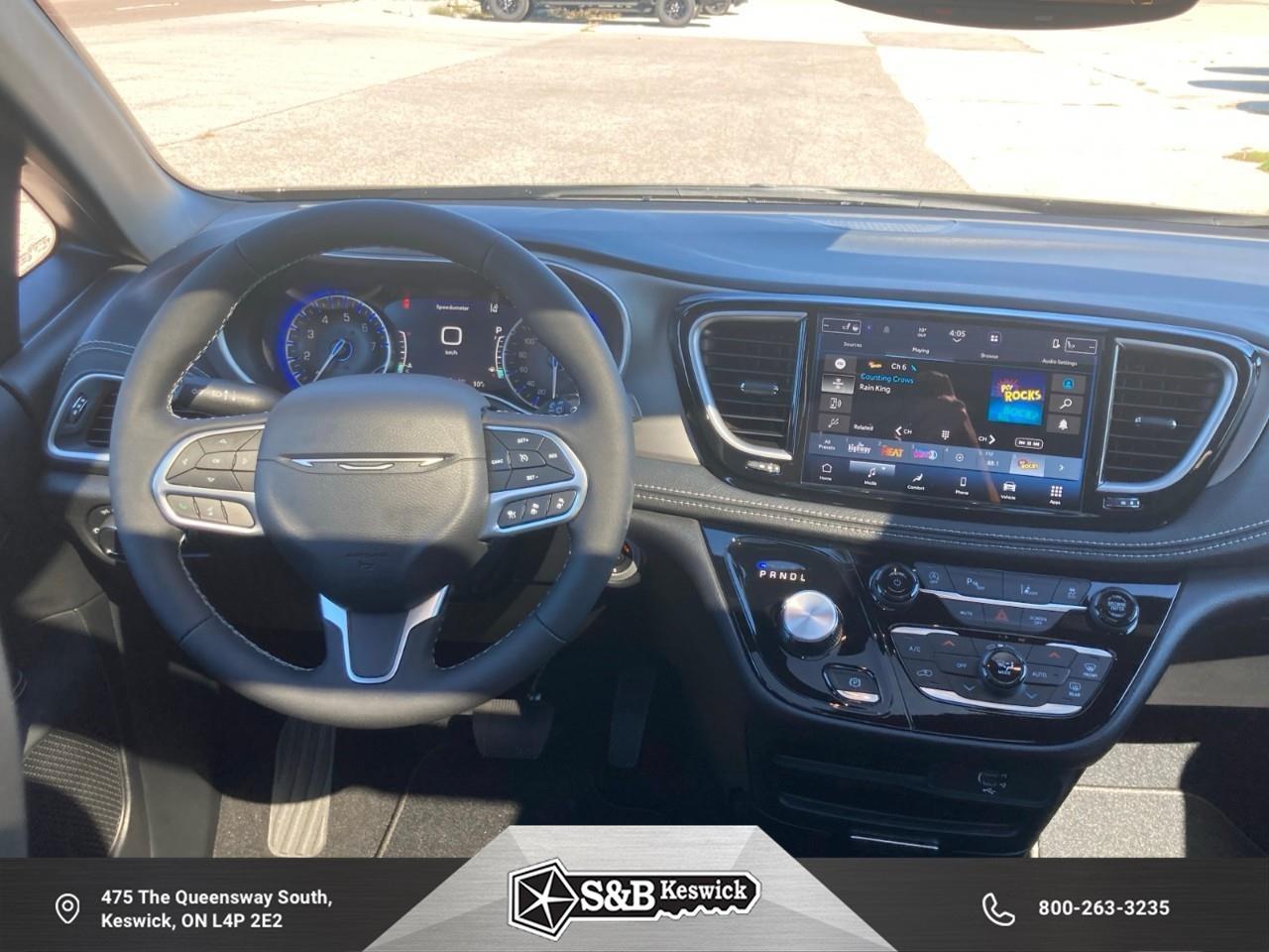 2027 Chrysler Pacifica Select All-Wheel Drive Passenger Van Photo