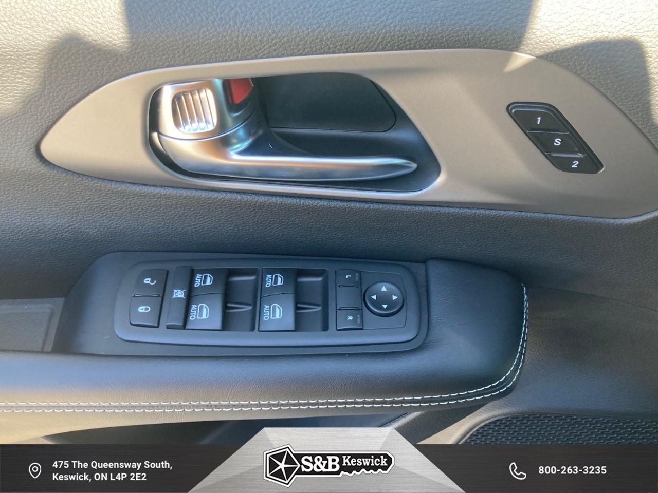2027 Chrysler Pacifica Select All-Wheel Drive Passenger Van Photo