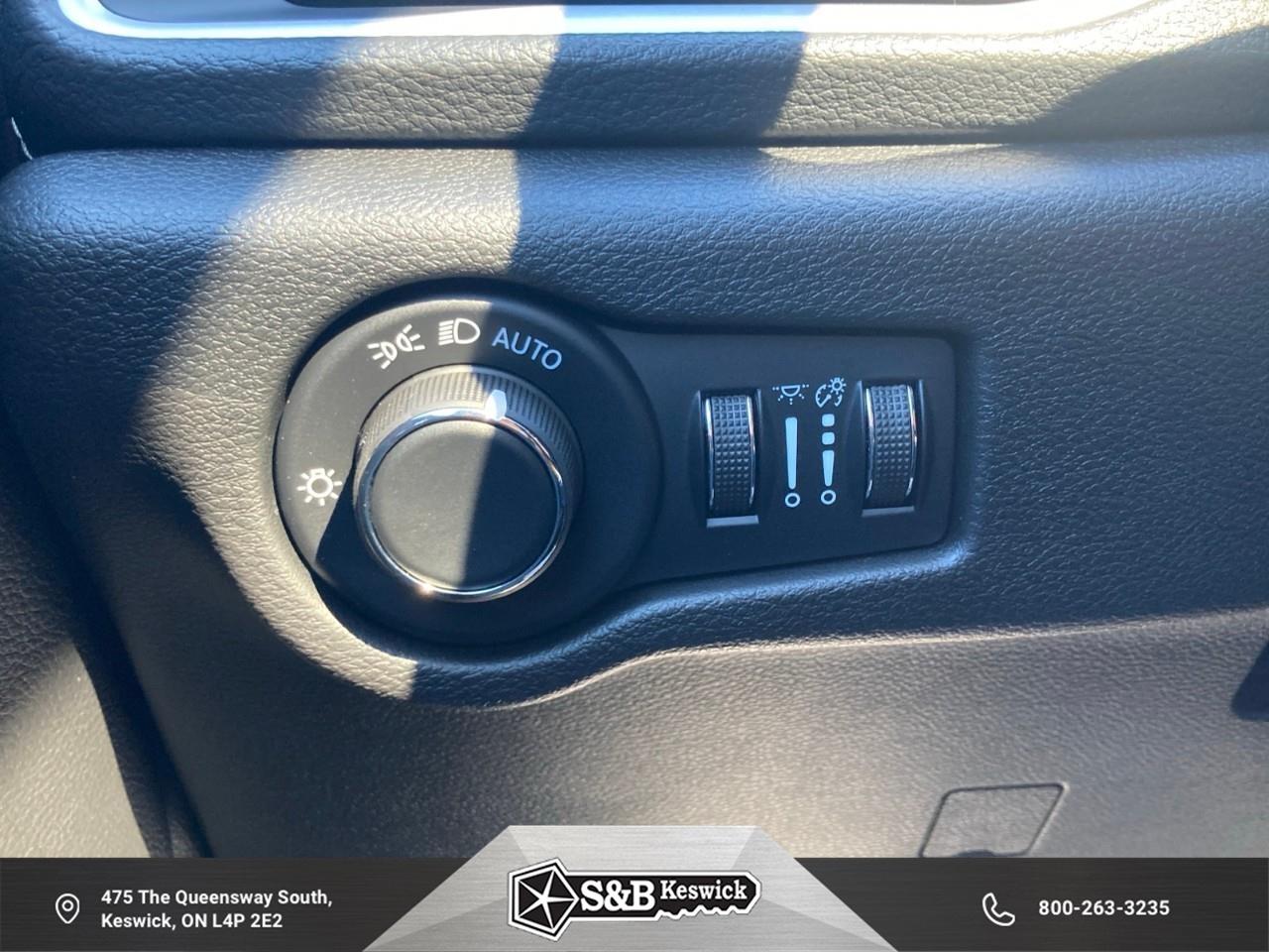 2027 Chrysler Pacifica Select All-Wheel Drive Passenger Van Photo