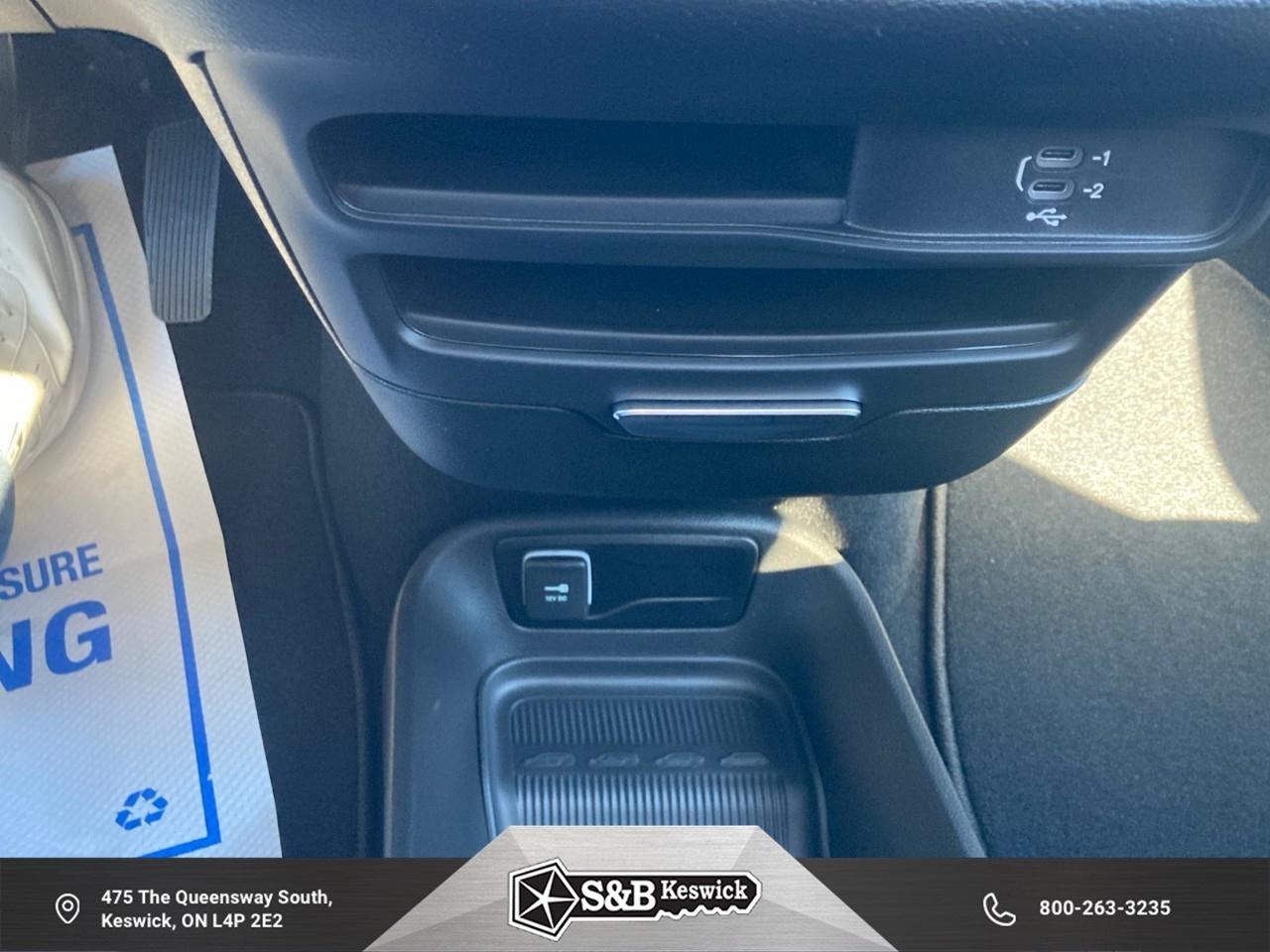 2027 Chrysler Pacifica Select All-Wheel Drive Passenger Van Photo