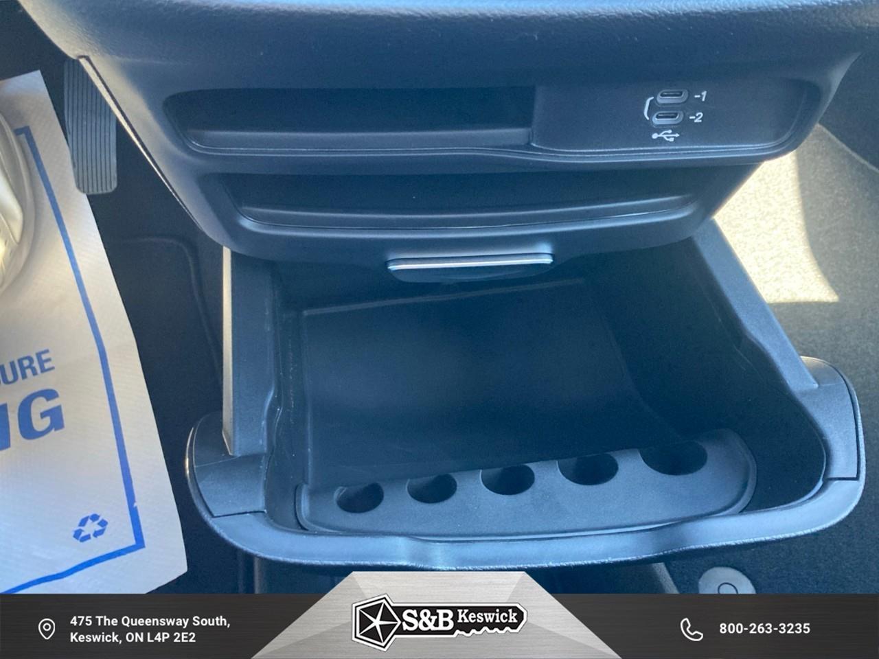 2027 Chrysler Pacifica Select All-Wheel Drive Passenger Van Photo