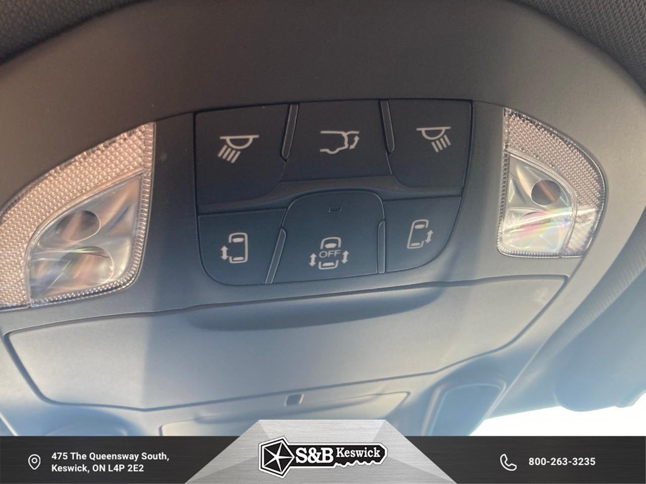 2027 Chrysler Pacifica Select All-Wheel Drive Passenger Van Photo