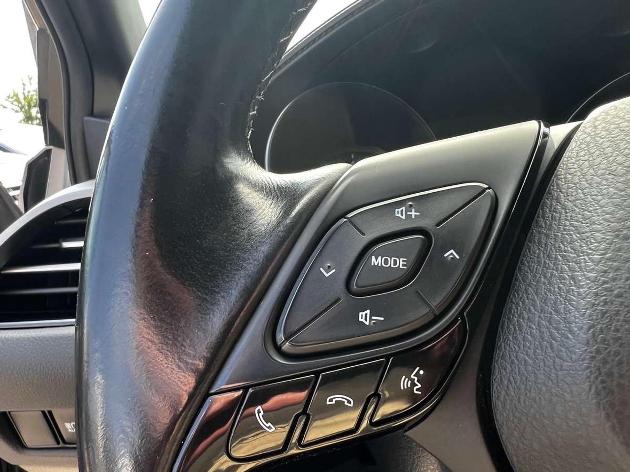 2019 Toyota C-HR XLE Photo