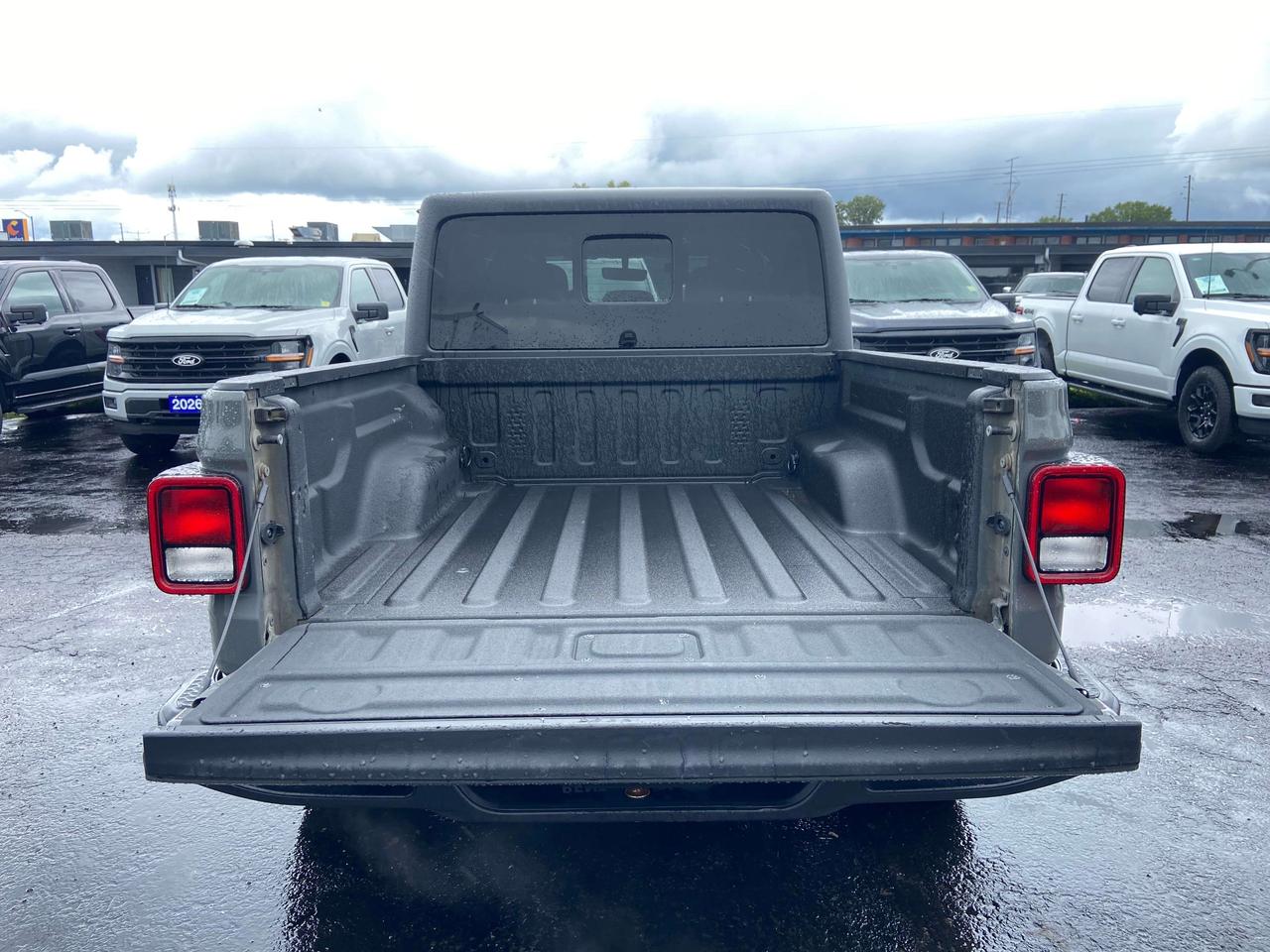 2021 Jeep Gladiator OVERLAND 4X4 HEATED SEATS AND WHEEL TOUCH SCREEN Photo