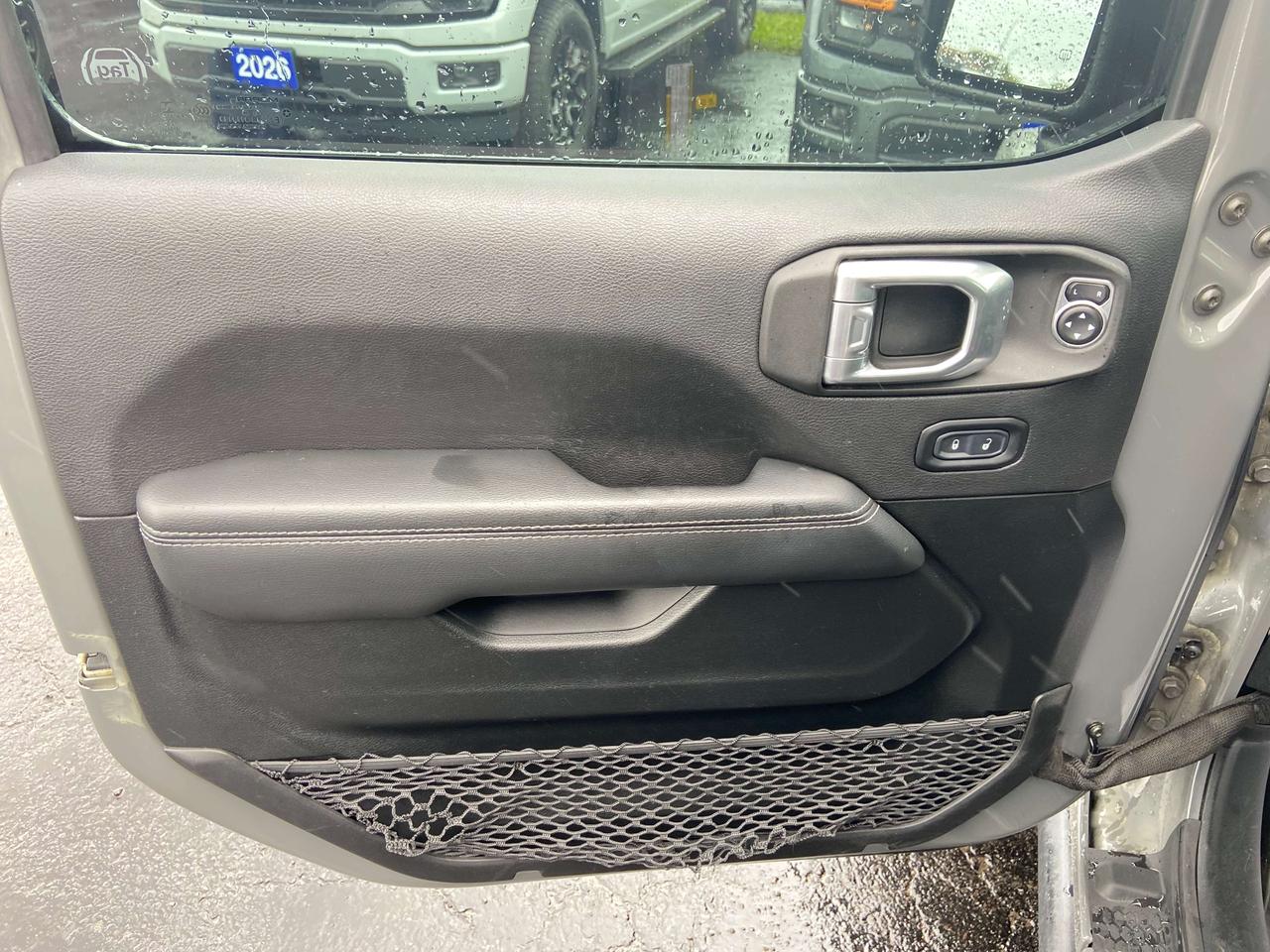 2021 Jeep Gladiator OVERLAND 4X4 HEATED SEATS AND WHEEL TOUCH SCREEN Photo