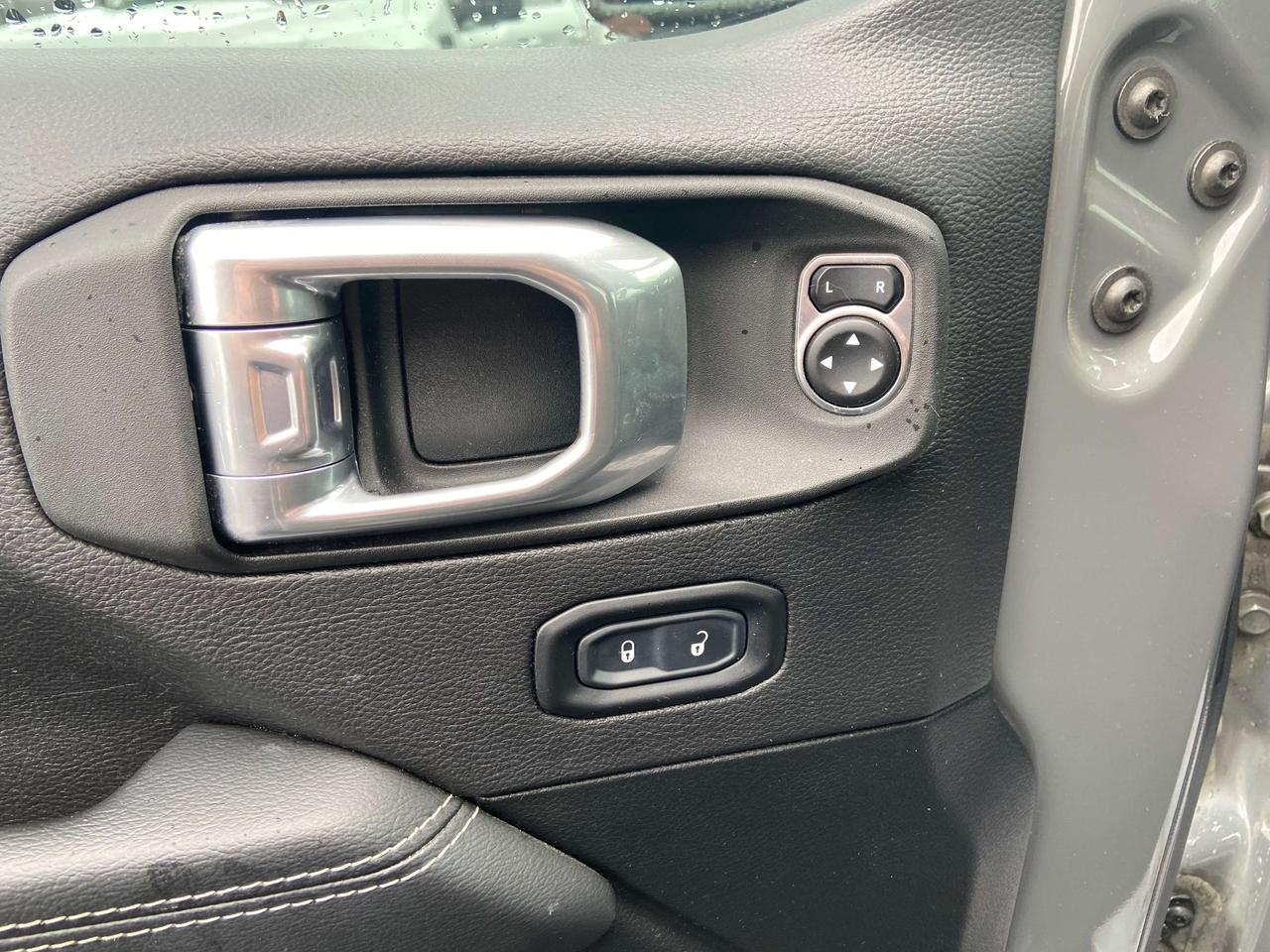 2021 Jeep Gladiator OVERLAND 4X4 HEATED SEATS AND WHEEL TOUCH SCREEN Photo