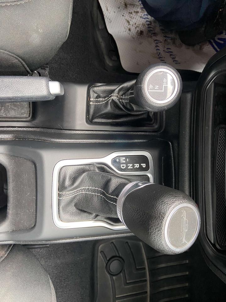 2021 Jeep Gladiator OVERLAND 4X4 HEATED SEATS AND WHEEL TOUCH SCREEN Photo