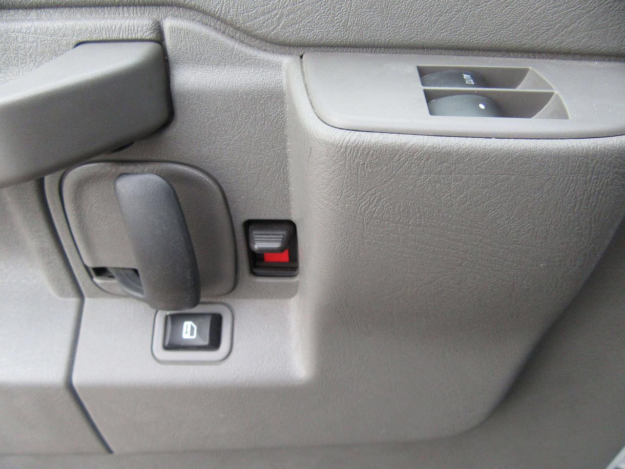 2024 Chevrolet Express 3500 16FT HIGH BOX CUBE VAN Photo
