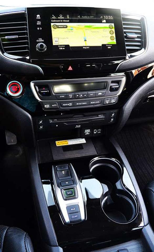 2019 Honda Pilot Touring 8-Passenger All-wheel Drive Photo